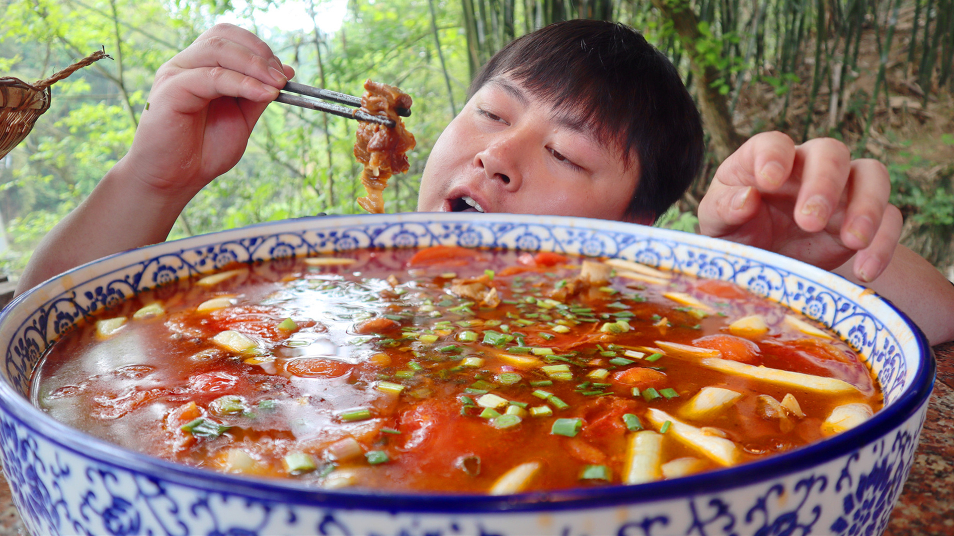 160元牛肉,德哥加6斤番茄一锅烂炖,汤泡饭德哥连吃3碗都不够